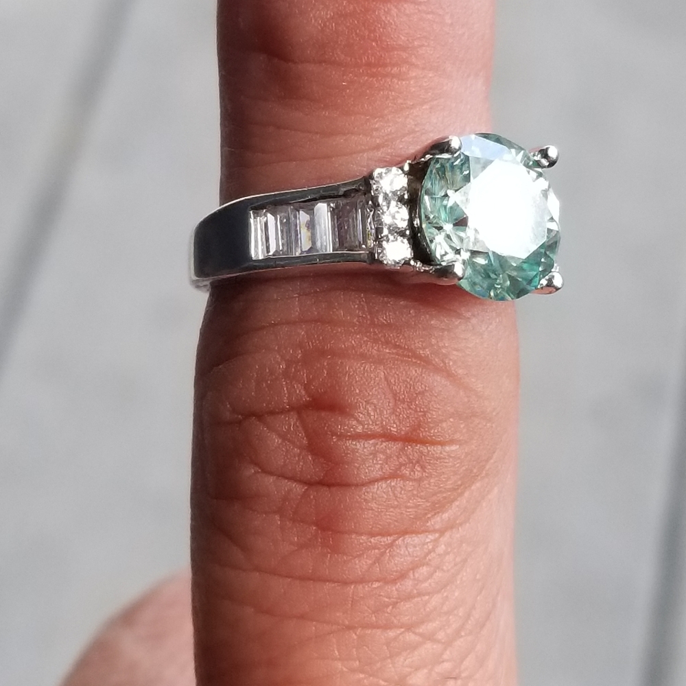 925 sterling silver 2.5 carat green color changing moissanite baguette ring - Picture 6 of 14